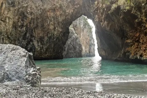 Arco naturale su mare turchese, un angolo segreto tra i borghi da visitare in Calabria.