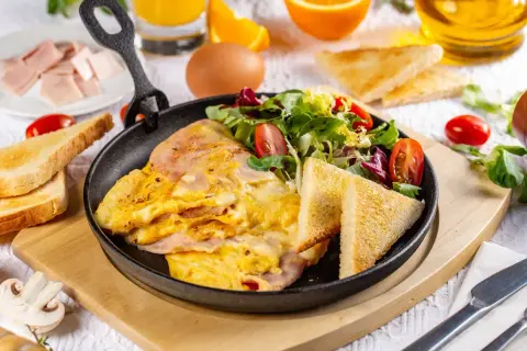 Zdrowy omlet: 10 przepisów na puszysty start dnia. Słodko i słono!