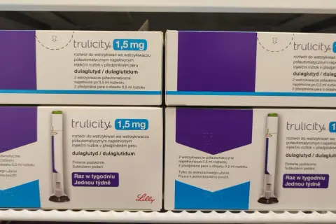 Cztery opakowania leku Trulicity 1,5 mg, zawierające po dwa wstrzykiwacze półautomatyczne z dulaglutydem.