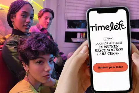 Jóvenes en un ambiente de neón, uno sostiene un teléfono con la app Timeleft. "Todos los miércoles se reúnen desconocidos para cenar", se lee. Opiniones sobre esta app son positivas.