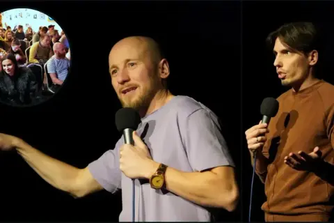 Damian Skóra stand up na scenie, rozbawiając publiczność. W tle widać fragment widowni.