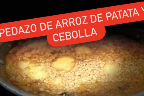 Un delicioso arroz con cebolla y patatas, recién salido del horno, listo para disfrutar.