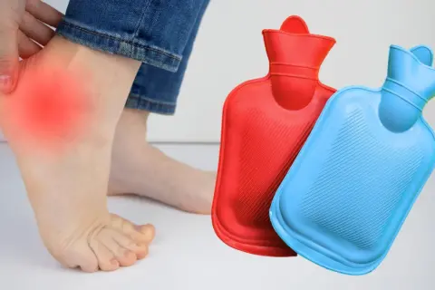 Fuß mit rotem Schmerzbereich am Hacken, daneben zwei Wärmflaschen in Rot und Blau.