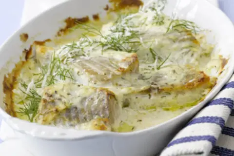 Fisch im Backofen, cremig und mit Dill verfeinert. Wie lange er gart, hängt von der Dicke ab.