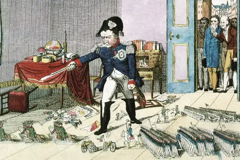 Napoleón, con su característico sombrero, parece medir su estatura en medio de un caos de mapas y soldados en miniatura.
