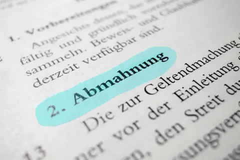 Ein Textausschnitt mit dem hervorgehobenen Wort "Abmahnung", relevant für Mieter und Vermieter.
