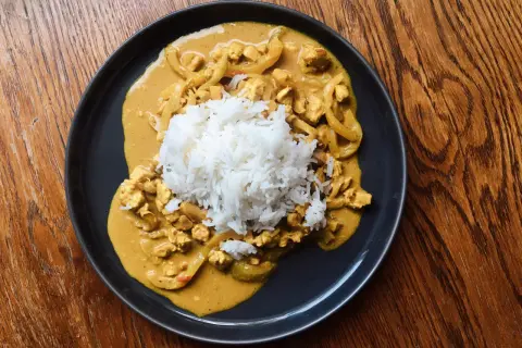 Jak zrobić kurczaka curry? Prosty przepis na idealny obiad w 30 min