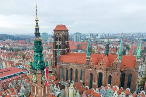 Wieża Ratusza Głównego Miasta i Bazylika Mariacka, symbole bogatej gdansk history, na tle panoramy miasta.