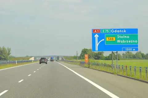 Znak drogowy na autostradzie A1 informuje o zjeździe na Stólno i Wąbrzeźno. Opłaty za przejazd są nieuniknione.