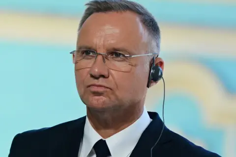Prezydent w okularach i słuchawkach, z wpiętą flagą Polski. Czy myśli o przyszłej emeryturze prezydenckiej?