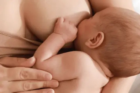 Karmienie piersią w pracy: Twoje prawa i ograniczenia czasowe