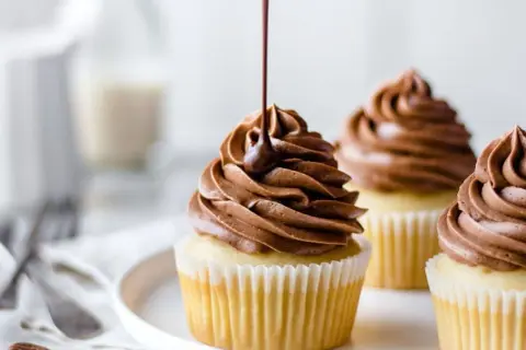 Un délicieux cupcake garni d'une ganache montée chocolat onctueuse, avec un filet de chocolat coulant.