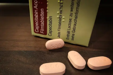 Capecitabin-Tabletten, die bei Brustkrebs eingesetzt werden, liegen neben der Packungsbeilage.