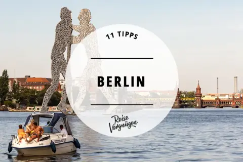 11 Tipps für Ihren Besuch in Berlin: Eine Bootsfahrt auf der Spree mit Blick auf die Oberbaumbrücke und die Skulptur "Molekularmensch".