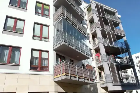 Ile kosztuje zabudowa balkonu w bloku? Sprawdź, co wpływa na cenę