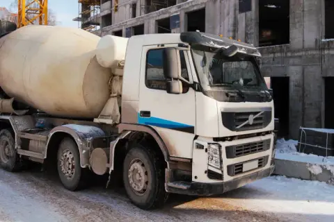 Cena betonu za kubik: Pełny koszt transportu, pompy i VAT