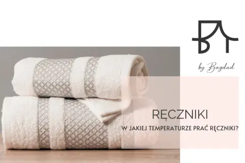 Stos białych ręczników z ozdobnym wzorem. W jakiej temperaturze prać ręczniki, by były jak nowe?