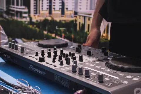 Jak zostać DJ-em w klubie: kluczowe umiejętności i strategie sukcesu