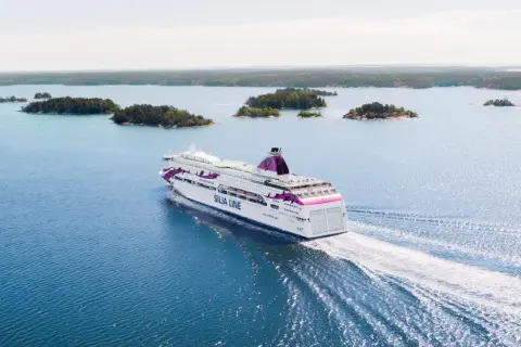 En stor färja från Silja Line glider fram genom ett vackert skärgårdslandskap. En perfekt start på en 24 timmars kryssning.