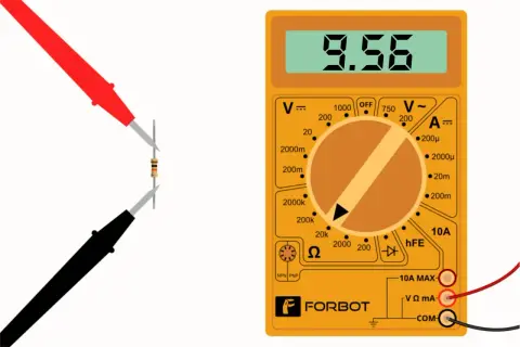 Multimetr mierzy rezystor. Czerwona i czarna sonda dotykają elementu, a wyświetlacz pokazuje 9.56.