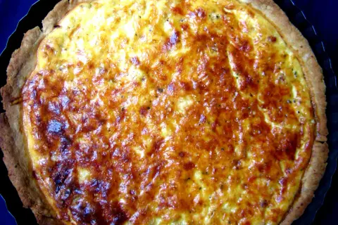 Złocisty quiche lorraine, idealny na obiad lub kolację. Ten przepis na quiche lorraine zachwyci każdego!