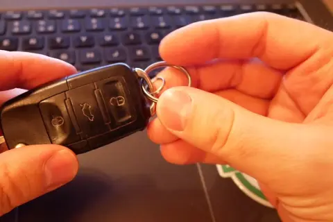 Wymiana baterii w kluczyku Skoda - prosta instrukcja krok po kroku