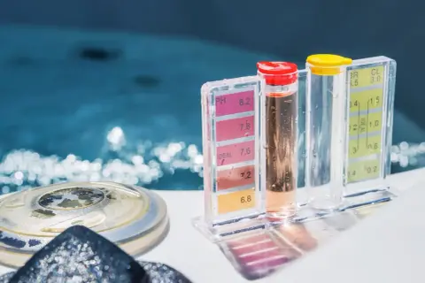 Testeur de pH et de chlore pour piscine. Le pH est légèrement élevé, il faut trouver comment augmenter le pH de l'eau naturellement.