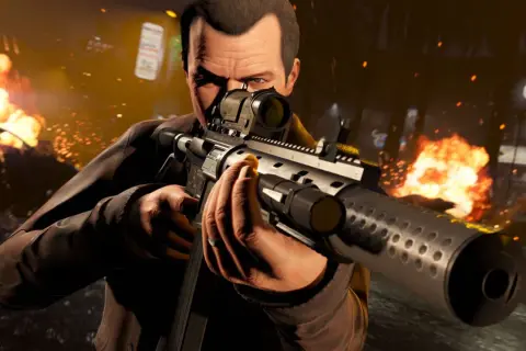 Mężczyzna z karabinem w rękach, w tle wybuchy. Szukasz sposobów na ułatwienie sobie gry? Sprawdź gta 4 kody xbox 360!