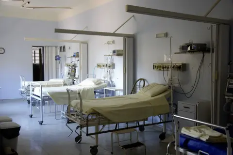 Puste łóżka szpitalne, gotowe na pacjentów. Karta ubezpieczenia zdrowotnego Niemcy przyda się w takich miejscach.