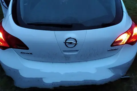 Opel Astra K wymiana żarówki tył. Tylne światło świeci, przygotowanie do wymiany.