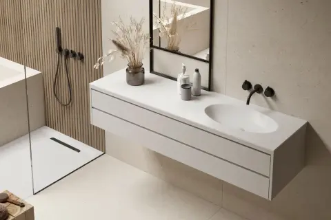Installation lavabo moderne suspendu, avec robinetterie noire et miroir. Douche et murs texturés complètent l'ambiance.
