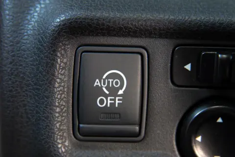 Przycisk "AUTO OFF" w samochodzie, który pozwala na wyłączenie start-stop na stałe.