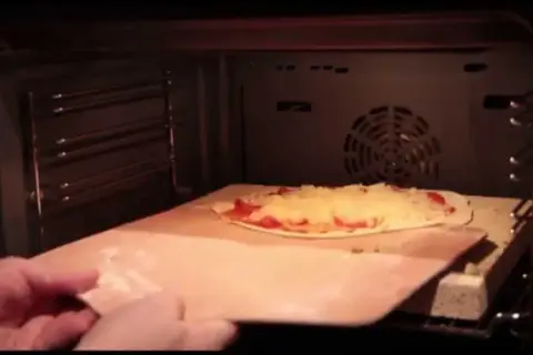 Jak przełożyć pizzę na kamień bez łopatki i uniknąć problemów