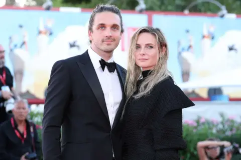 Rory St. Clair Gainer y su pareja posan en la alfombra roja. Él, con esmoquin, y ella, con un elegante vestido negro.