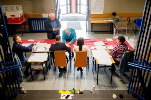 W lokalu wyborczym trwa liczenie głosów. Wójt, podobnie jak inni samorządowcy, pełni swoją funkcję przez kadencję trwającą 5 lat.