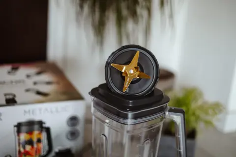 Złote ostrza blendera kielichowego SENCOR Titanium, idealne do smoothie. Sprawdź nasz blender kielichowy ranking!