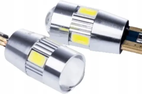 Dwie nowoczesne żarówki LED do przodu Audi A6 C6.