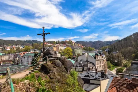 Krzyż na wzgórzu z widokiem na miasto. Karlowe Wary atrakcje oferują piękne panoramy i zabytki.