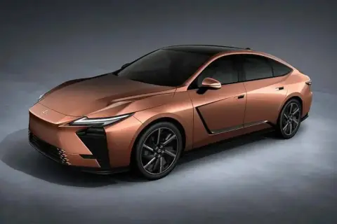 Miedziany Lexus ES 2026 z czarnym dachem, futurystycznym designem i eleganckimi felgami.
