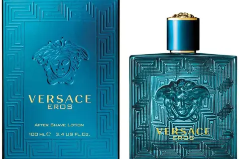 Niebieskie pudełko i butelka Versace Eros After Shave Lotion z motywem greckim.
