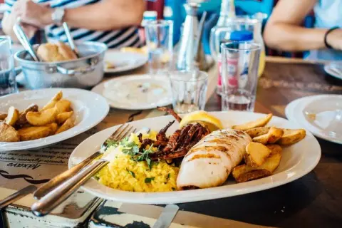 Gdzie zjeść w Darłówku? Odkryj najlepsze lokale gastronomiczne