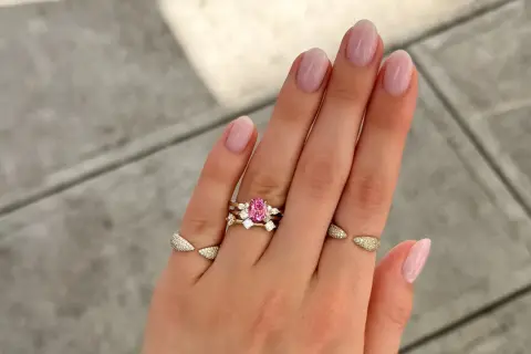 Anillo en el meñique hombre con un diseño delicado y un zafiro rosa.