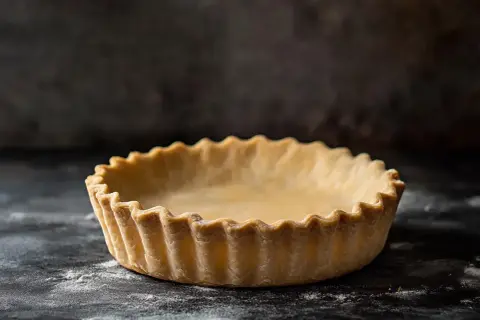 Tom pajdegsform redo för fyllning. Ett perfekt pajdeg recept är grunden för en lyckad paj.
