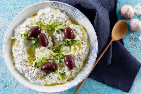 Krämig tzatziki med gurka, oliver och olivolja. Ett perfekt tzatziki recept för sommaren.