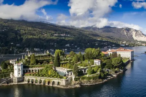 Isola Bella, un gioiello tra i posti da visitare in Piemonte, incanta con la sua natura rigogliosa e architetture barocche sul Lago Maggiore.