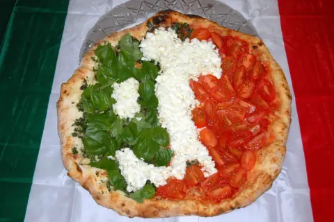 Skąd wywodzi się pizza? Zaskakująca historia kultowego dania