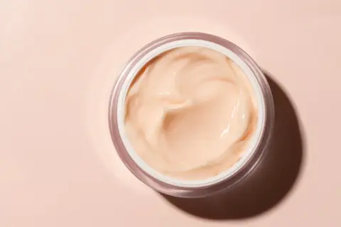 Cremiger Tiegel mit pflegender Hyaluron Creme. Ideal, wenn du Hyaluron Creme selber machen möchtest.