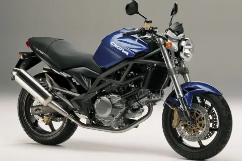Niebieski Cagiva Raptor, idealny motocykl na A2, z widocznym silnikiem V-twin i sportowym wydechem.