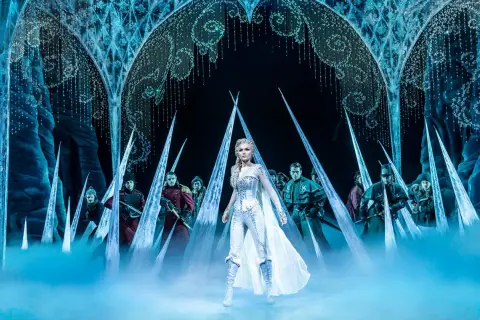 Elsa, con su traje helado, lidera un ejército en un palacio de hielo. La magia de Frozen Zaragoza cobra vida.