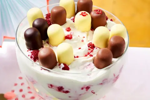Cremiges Dessert mit Himbeeren und Schoko-Bällen. Tolle Nachtisch Ideen für jede Feier!